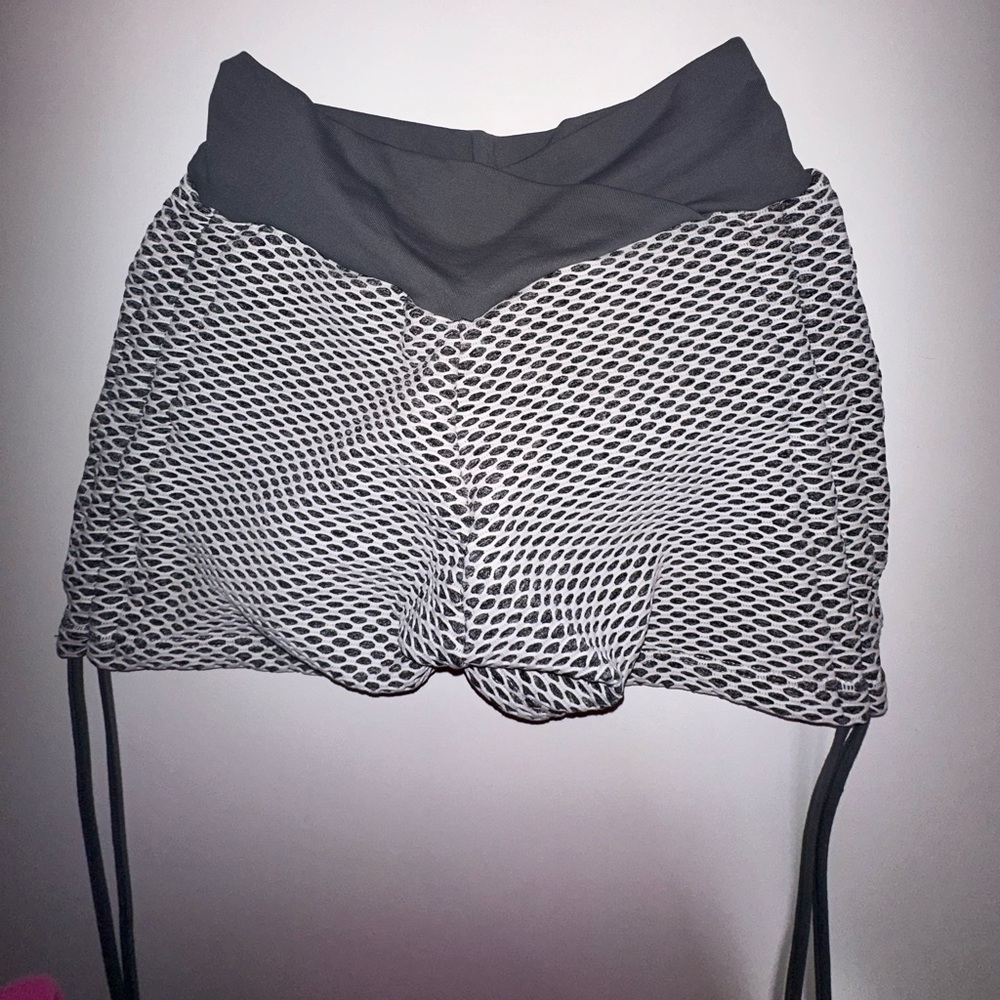 Women’s pcheebum honeycomb shorts in gray & white size medium